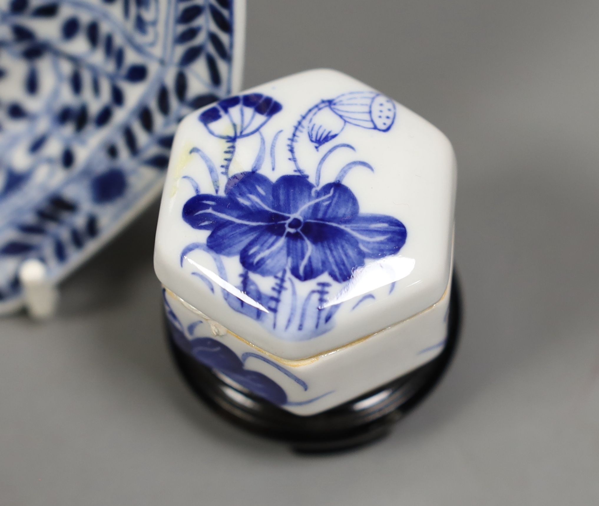 A Chinese Kangxi style octagonal dish, a Chinese cinnabar lacquer vase and a blue and white box, Dish 12.5 cms.